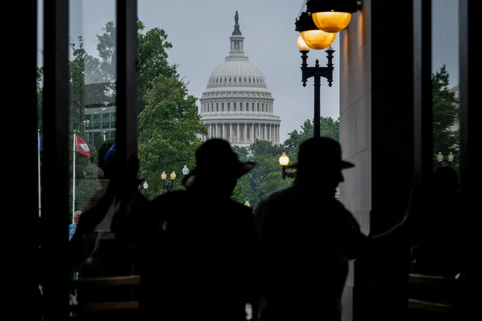ETF 'GRFT' Bertujuan untuk Memungkinkan Warga Amerika Bertaruh pada Hubungan Orang Dalam Washington